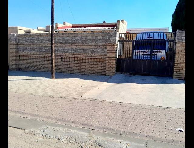 2 BEDROOM HOUSE FOR SALE IN MOROKA
